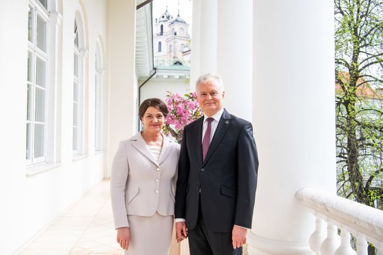 G. Nausėda ir pirmoji ponia sveikina Motinos dienos proga: „Jūs kuriate Lietuvos ateitį“