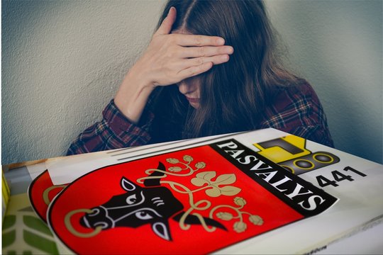 Košmaras Pasvalio prokuroro kabinete: apžiūrėjęs nuogas krūtis, pirštu ėmė braukyti po kelnaitėmis