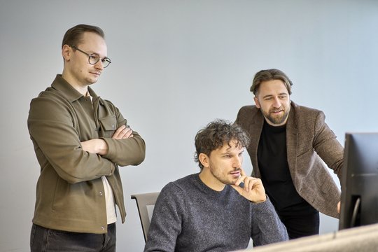 Dirbtinio intelekto sukurti fermentai sveikatai ir tvariai gamybai: Lietuvos komanda pateko į „Young Inventors Prize 2025“ geriausiųjų dešimtuką