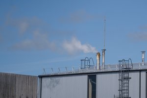 Triukšmas, kvapai ir nuolat rūkstantys dūmai – Kauno rajono gyventojų kasdienybė: pirštu bedė į vieną įmonę