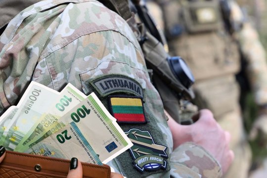 Gynybą finansuoti siūlo mažinant biurokratiją, tačiau valdžiai tai nė motais: „Taip veikia mūsų valstybė“