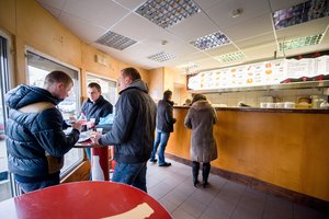 Uždėjus mokestį plastikiniams indams dalijasi, kiek teks pakloti pirkėjui: kai kas apmokestina ir ko nereikia