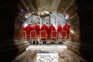 Orgijos, žmogžudystės ir intrigos: pasauliui laukiant naujo popiežiaus – žvilgsnis į Vatikano demonus