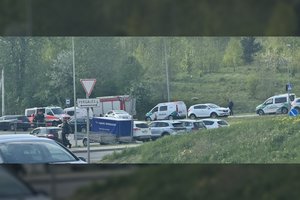 Vilniaus pakraštyje automobilis nuvažiavo nuo kelio – staiga sutrikus vairuotojo sveikatai prireikė visų tarnybų