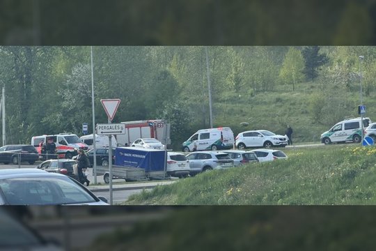 Vilniaus pakraštyje automobilis nuvažiavo nuo kelio – staiga sutrikus vairuotojo sveikatai prireikė visų tarnybų