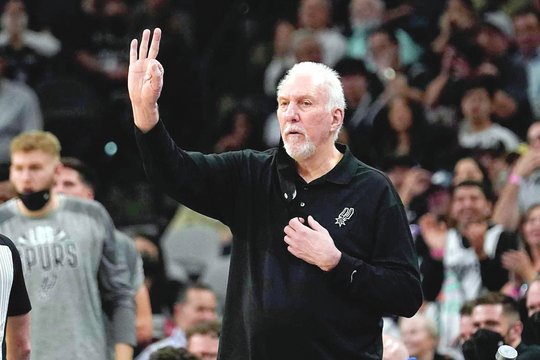 NBA mohikanas traukiasi – „Spurs“ lieka be savo legendinio trenerio