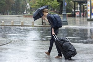 Pasiruoškite: šalį palaistys ilgai lauktas lietus, bet talžys vėjas