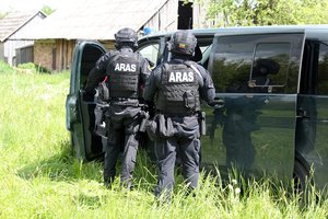 Po internete surengto pasirodymo į šiauliečio namus pasibeldė „Aras“: jaunuolis grasino granata susprogdinti kaimynus