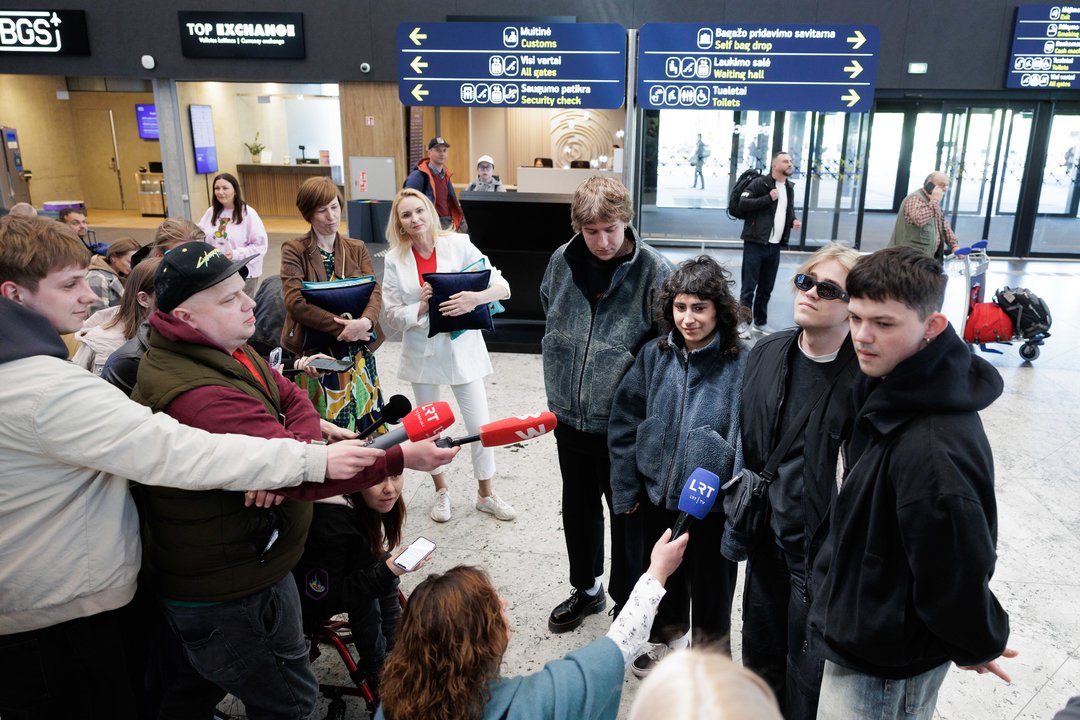 Lietuvos vėliavą Bazelyje nešianti grupė „Katarsis“ išlydėta į eurovizinę kelionę.<br> V. Skaraičio nuotr.