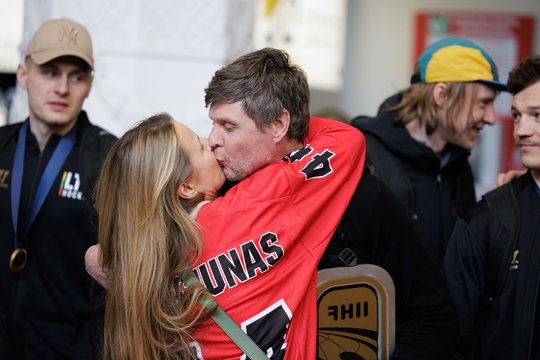 Auksu Taline suspindę Lietuvos ledo ritulininkai grįžo į Vilnių