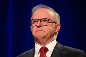 Australijos rinkimus laimėjo kairiųjų pažiūrų dabartinis premjeras A. Albanese, rodo negalutiniai rezultatai