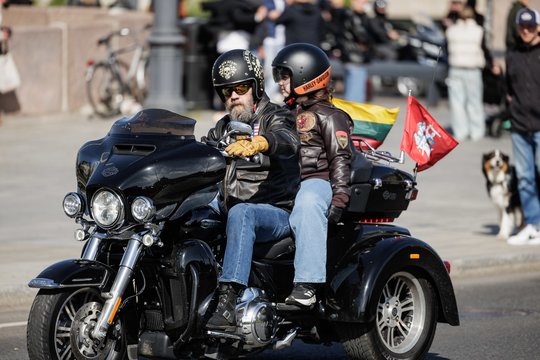 Vilnius ūžia nuo motociklų: sostinės gatvėse nusidriekė plieninių žirgų jūra