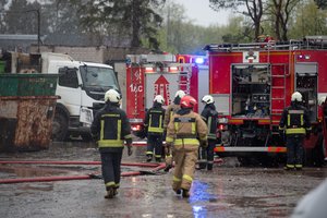Nuo laužo išsiplėtusi ugnis Kaune suniokojo pastatą ir automobilį