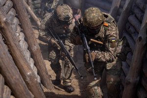 Buvęs CŽA vadovas: JAV sąmoningai davė Ukrainai pakankamai ginklų, kad ji nukraujuotų, o ne laimėtų