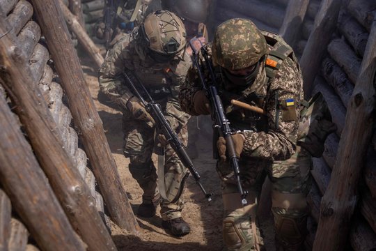 Buvęs CŽA vadovas: JAV sąmoningai davė Ukrainai pakankamai ginklų, kad ji nukraujuotų, o ne laimėtų