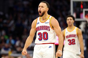 Lemiamoje serijos dvikovoje „Warriors“ žvaigždė S. Curry vis dėlto parodė savo firminį gestą „labanakt“