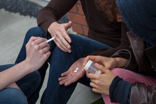Priežastys, kodėl vaikai pradeda vartoti psichoaktyvias medžiagas – nuo smalsumo iki nerimo
