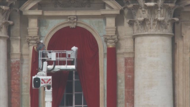 Prieš konklavą – paskutiniai darbai: paruošta vieta naujojo popiežiaus susitikimui su minia