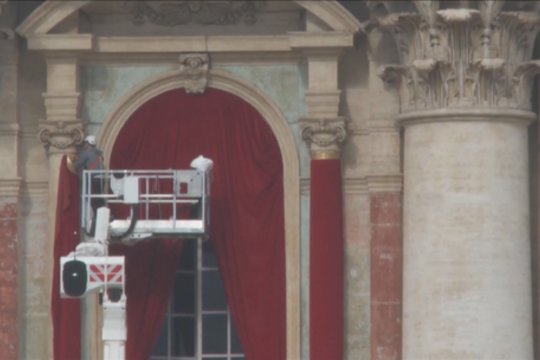 Prieš konklavą – paskutiniai darbai: paruošta vieta naujojo popiežiaus susitikimui su minia