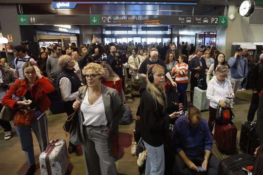  Tūkstančiai keleivių įstrigo Ispanijoje laukdami vėluojančių traukinių