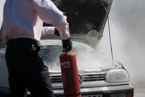 Gaisras automobilyje: ką daryti ir kodėl gesintuvas ne visada padeda