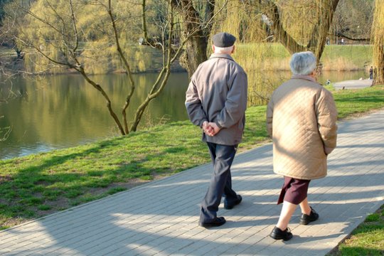 Kiek žingsnių per dieną rekomenduojama nueiti vyresniems nei 60 metų žmonėms?