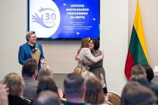 Prezidentūroje paminėtas lietuvių gestų kalbos pripažinimo gimtąja 30-metis