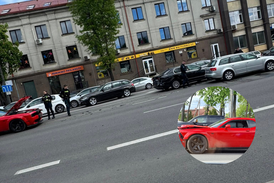 Vienoje judriausių Kauno gatvių susidūrė 4 automobiliai: formuojasi spūstis