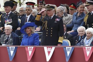 Londone – karo metinių iškilmės: karius ir žiūrovus sveikino karalius Karolis III