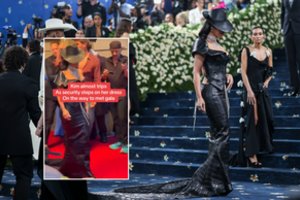 Užfiksuota, kaip „Met Galoje“ Kim Kardashian įsiuto ant apsaugos darbuotojo: vos nepatyrė fiasko