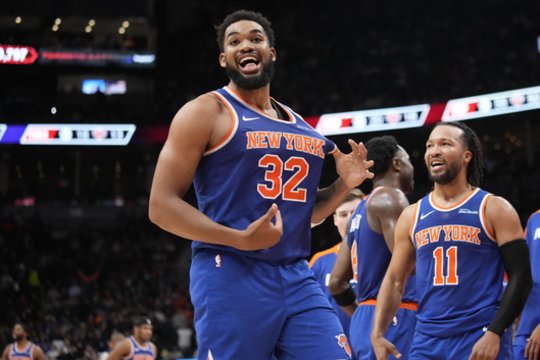 Net 20 taškų deficitą panaikinusi „Knicks“ švenčia – ant menčių paguldė čempionus