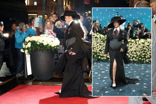 „Met Gala“ pokylyje Rihanna pranešė džiugią žinią: laukiasi trečio vaikelio
