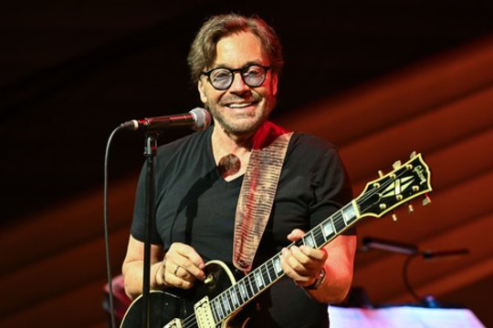 Gitaros legenda Al Di Meola gegužės 8d. sugrįžta į Vilnių su naujausia programa „Acoustic Trio“