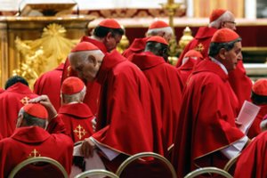 Konklavą jau temdo skandalo debesys: prakalbo apie mįslingo dokumento dalijimą