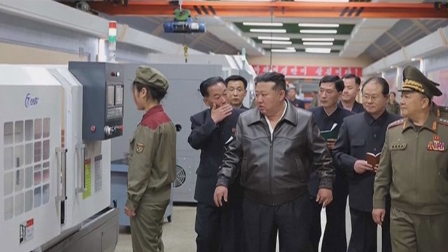 Kim Jong Unas džiaugiasi šalies karine pramone: pasiektas rekordinis lygis