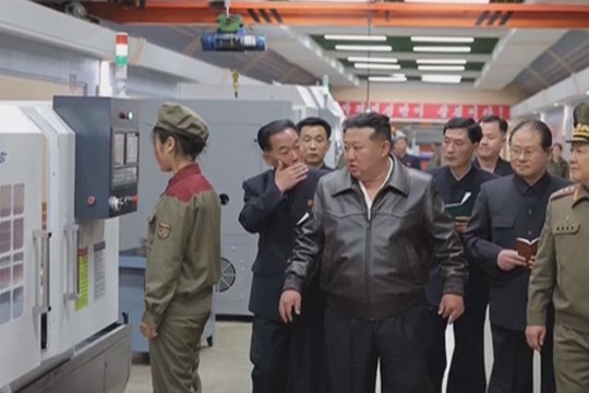 Kim Jong Unas džiaugiasi šalies karine pramone: pasiektas rekordinis lygis