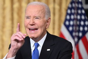 J. Bidenas nutraukė tylą dėl D. Trumpo veiksmų ir pataikavimo V. Putinui: „Kas, po velnių, vyksta?“