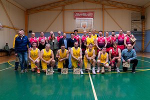 Spaudos dieną žurnalistai tradiciškai paminėjo krepšinio aikštelėje