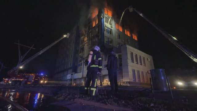 Rusų dronai skriejo ir į Zaporižią: kilo gaisrai, iš griuvėsių ištraukti nukentėjusieji