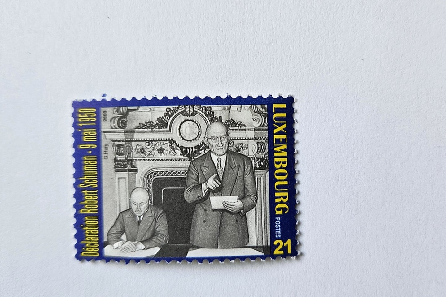 Unikali nuotrauka ant Liuksemburgo pašto ženklo: Robertas Schumanas dėsto Europos anglių ir plieno sąjungos idėją, šalia – Jeannas Monnet.