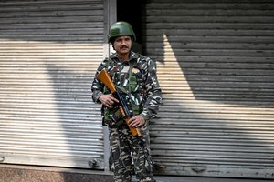 Indija praneša, kad naktį kariai apsikeitė ugnimi su Pakistanu