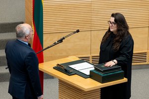 Seime prisiekė naujoji valstybės kontrolierė I. Segalovičienė