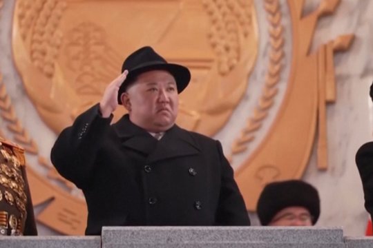 Kim Jon Unas demonstruoja galią: paleido virtinę balistinių raketų