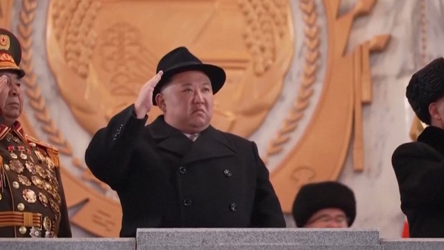 Kim Jon Unas demonstruoja galią: paleido virtinę balistinių raketų