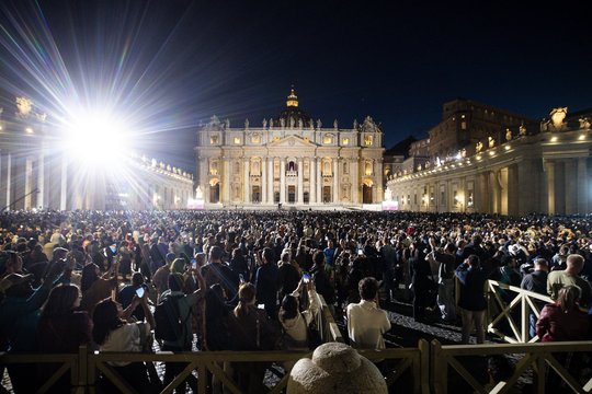 Antroji konklavos diena: tikintieji tai vadina jaudinančiu momentu ir neslepia lūkesčių