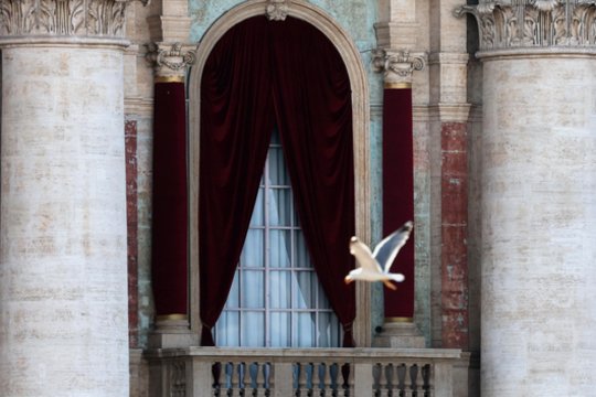 Ant Siksto koplyčios stogo – netikėtos žvaigždės: kardinolams renkant popiežių, žmonių akys krypo kitur