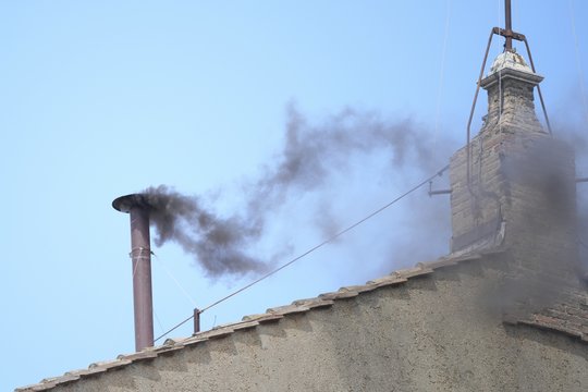 Antroji konklavos diena. Naujojo popiežiaus dar teks palaukti: iš Siksto koplyčios kamino iškilo juodi dūmai