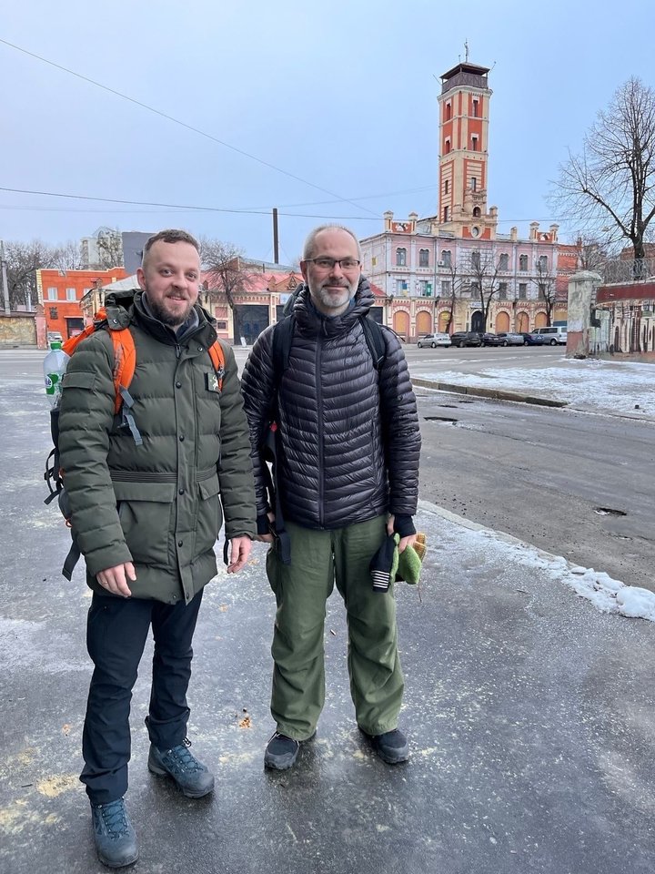 Rokas Tamošauskas (dešinėje) Ukrainoje.<br>Asmeninio archyvo nuotr.