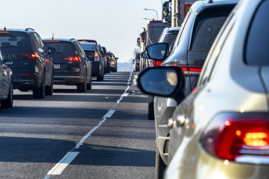 Vairavimo triukai: instruktorius dalijasi, kaip kitą automobilį priversti laikytis saugaus atstumo