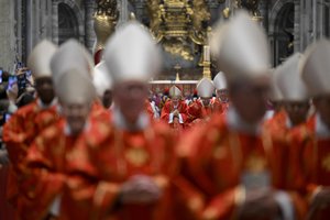 Popiežiaus rinkimus vėl temdė vieno kardinolo skandalas: „Turime dėmę“